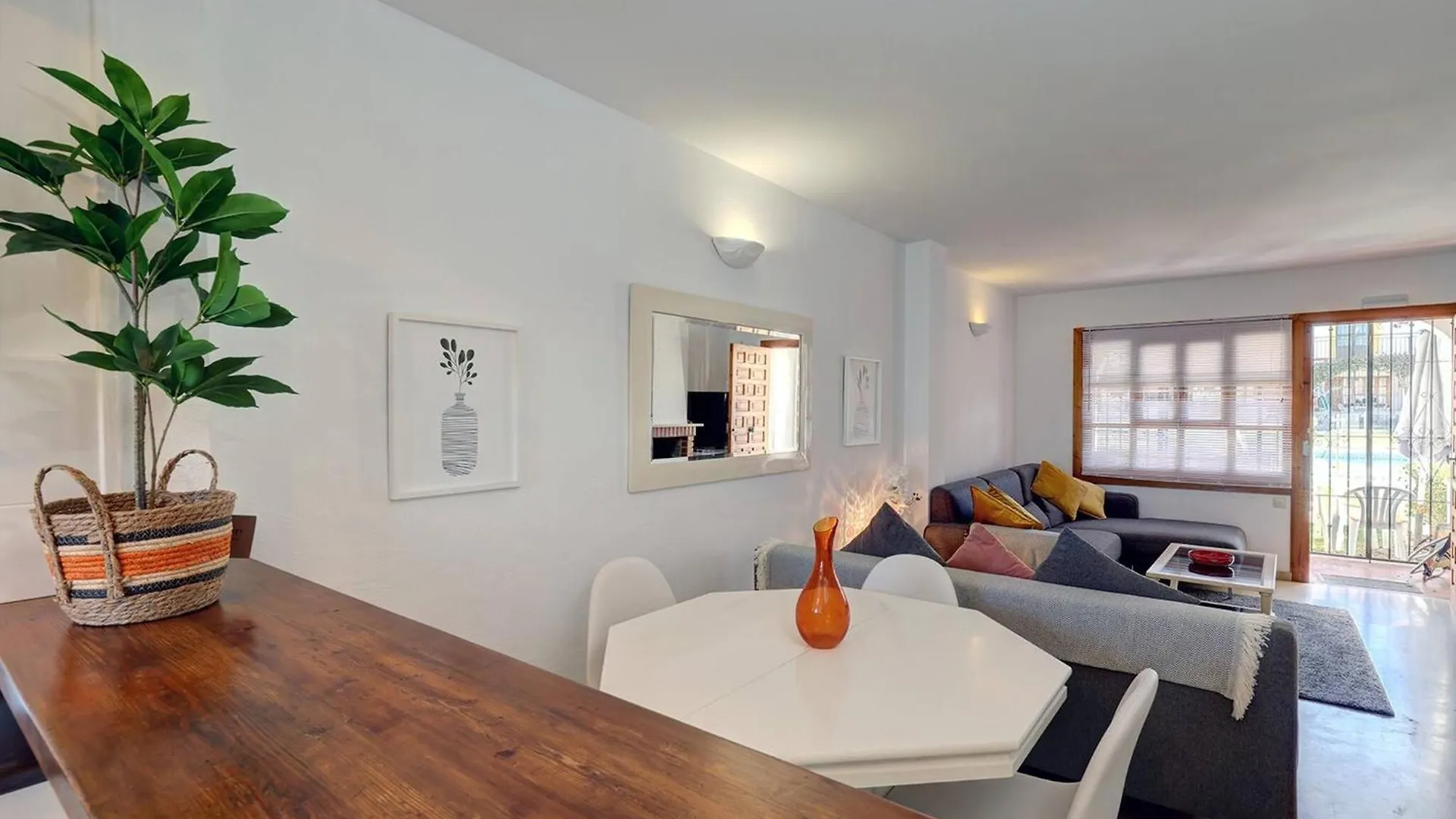 042 Classic 2 Bed Andalusian Townhouse 500M From Beach Mijas Feriehus