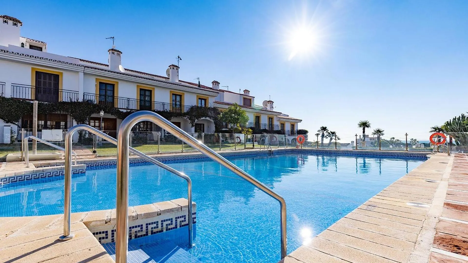 Contacten van 042 Classic 2 Bed Andalusian Townhouse 500M From Beach